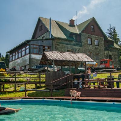 Wysokogórski basen letni przy Schronisku PTTK ''Klimczok''.